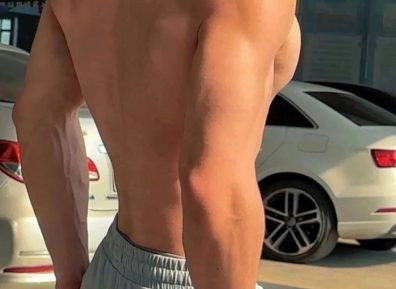 八块腹肌游泳私教，这身材是刻出来的吧？