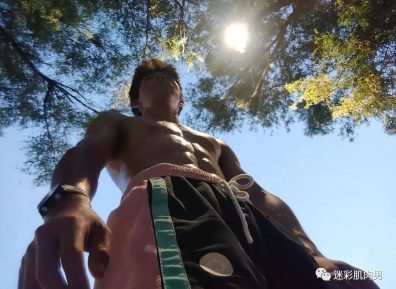 东北黑皮体育生太好看，湿透的腹肌！