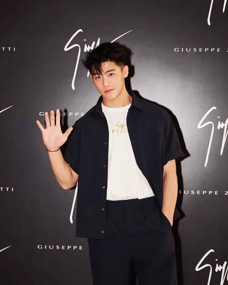 图片[2]-这个穿CK爱秀内裤边的男网红，真的好帅啊但歌好难听！-小蓝短视频