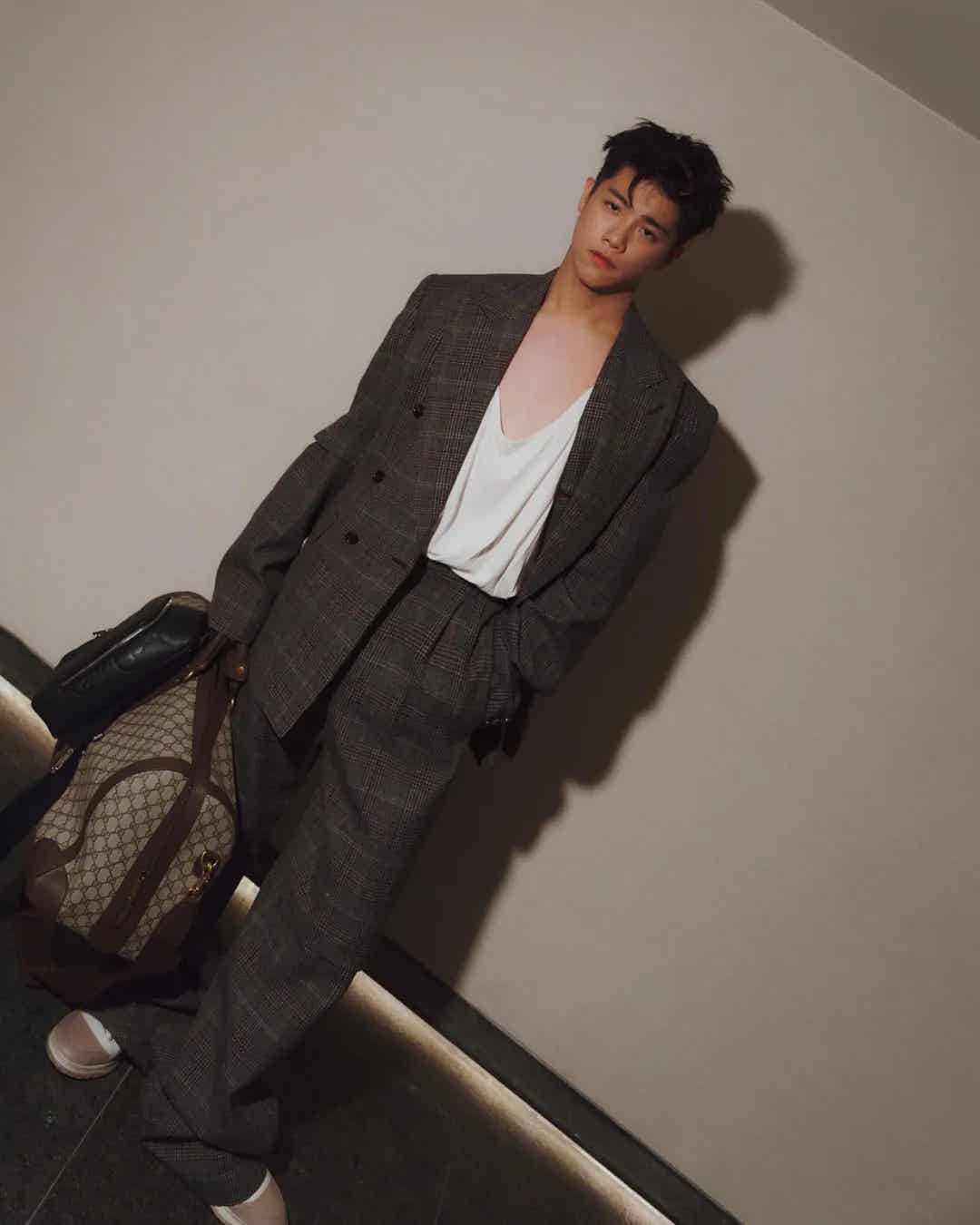 图片[14]-这个穿CK爱秀内裤边的男网红，真的好帅啊但歌好难听！-小蓝短视频