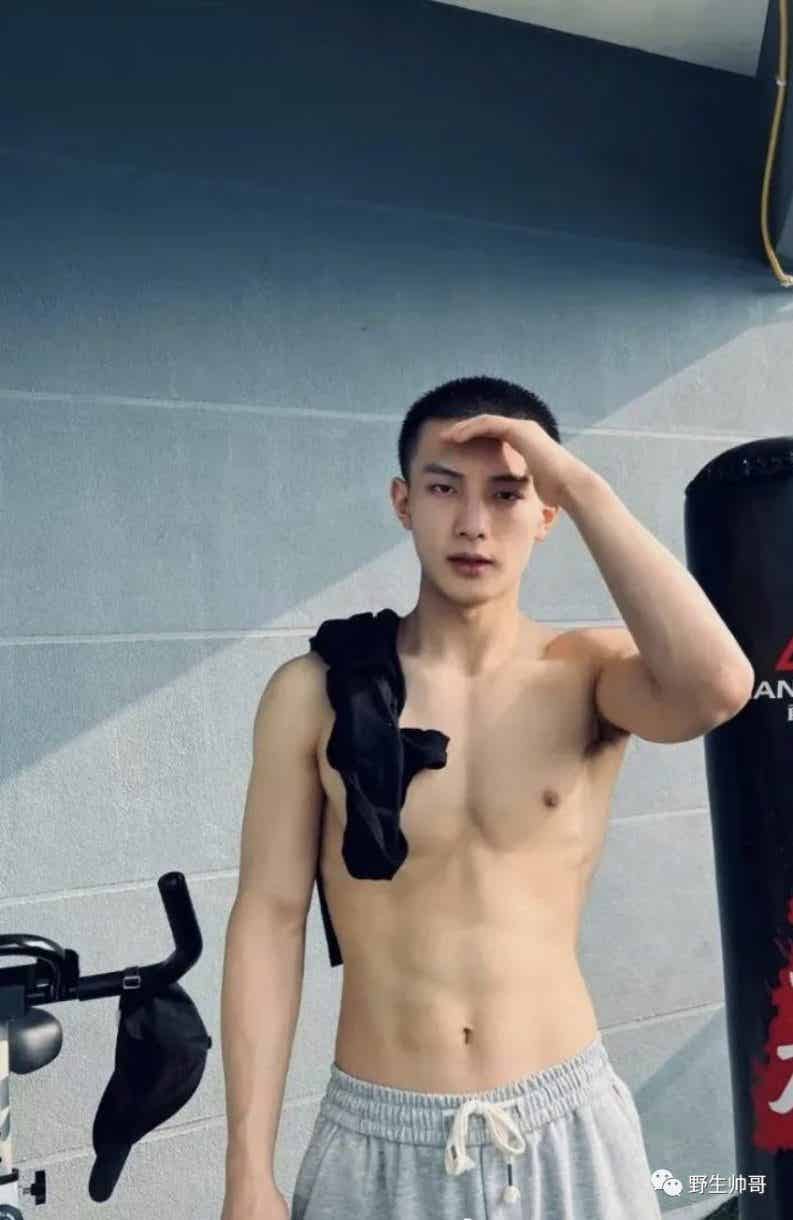 图片[1]-脱衣露腹肌的野生小哥，寸头样子发育太好了！-小蓝短视频