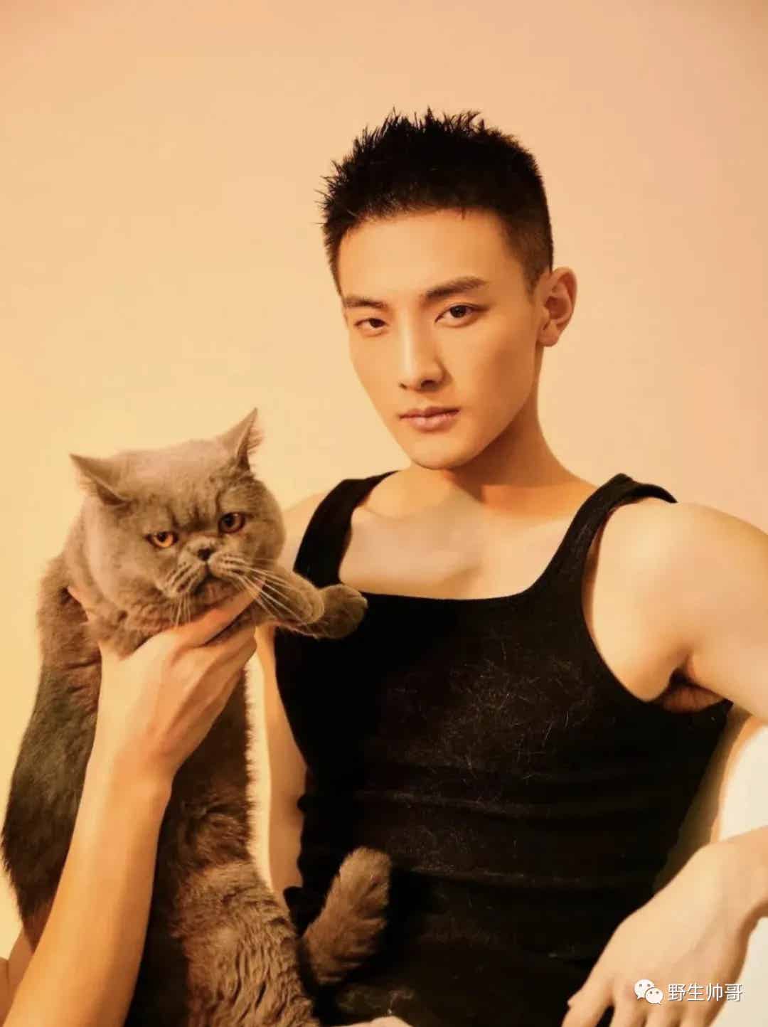 图片[2]-脱衣露腹肌的野生小哥，寸头样子发育太好了！-小蓝短视频