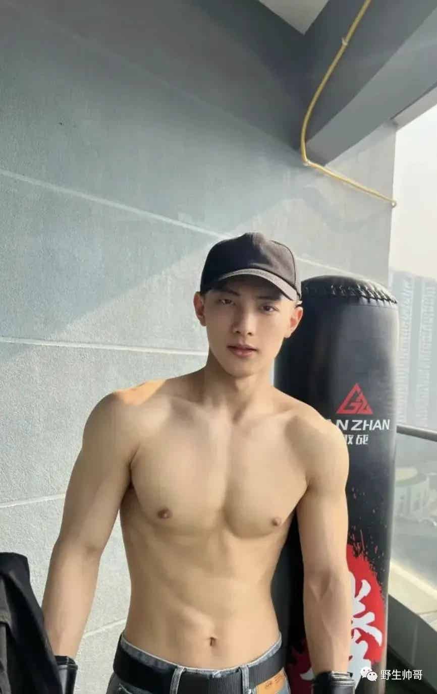 图片[3]-脱衣露腹肌的野生小哥，寸头样子发育太好了！-小蓝短视频