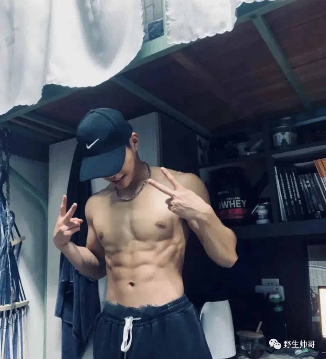 图片[4]-脱衣露腹肌的野生小哥，寸头样子发育太好了！-小蓝短视频