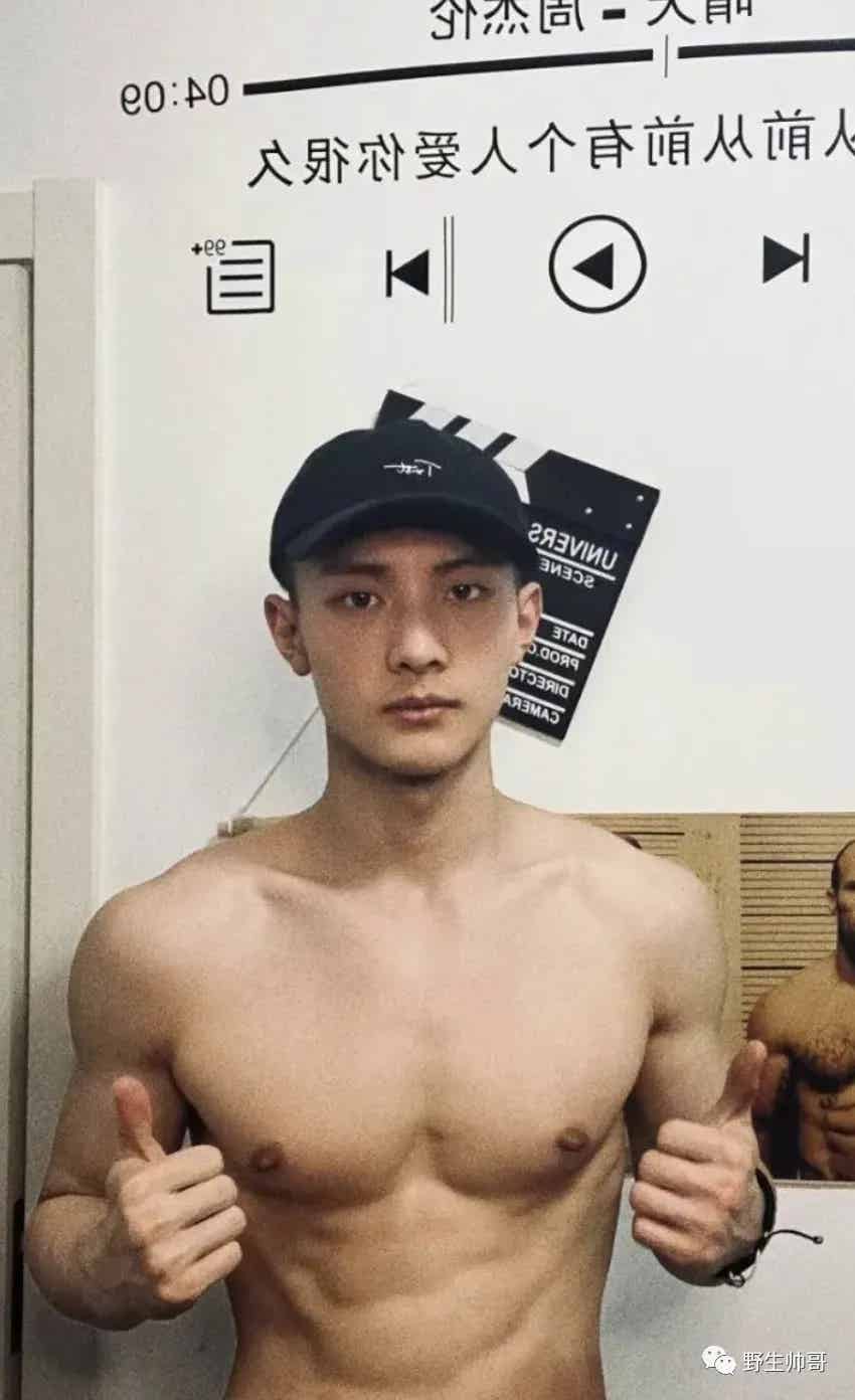 图片[5]-脱衣露腹肌的野生小哥，寸头样子发育太好了！-小蓝短视频