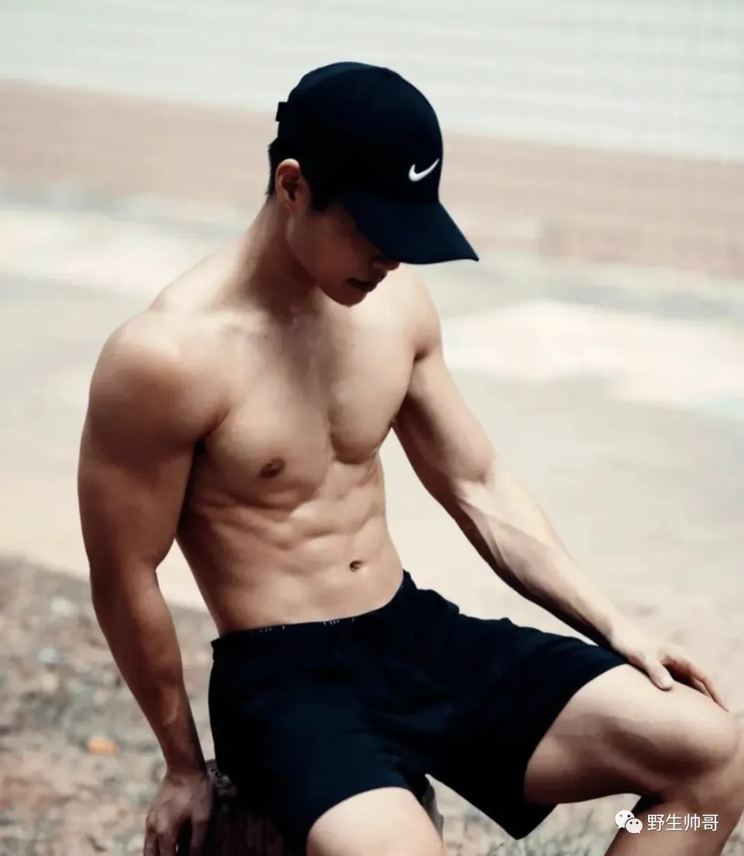图片[6]-脱衣露腹肌的野生小哥，寸头样子发育太好了！-小蓝短视频