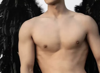 脱衣露腹肌的野生小哥,寸头样子发育太好了!