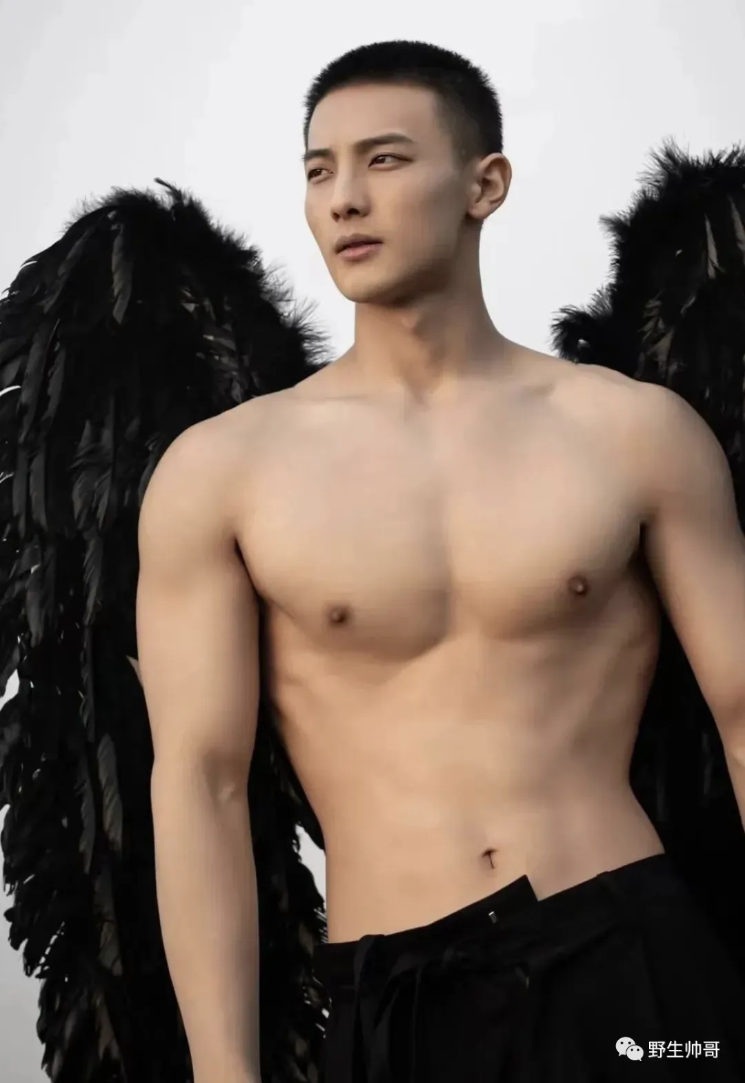 脱衣露腹肌的野生小哥，寸头样子发育太好了！-小蓝短视频