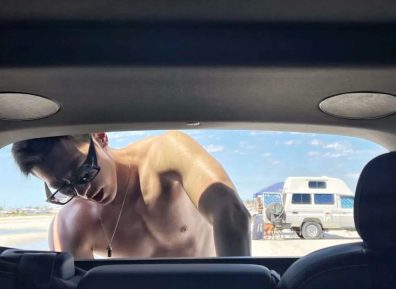 后备箱拿东西的运动肌肉男,汗流浃背样子太爱了!!
