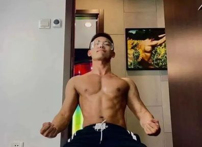 寸头兵哥黝黑脱衣样子太性感啦！爱自拍大长腿！！