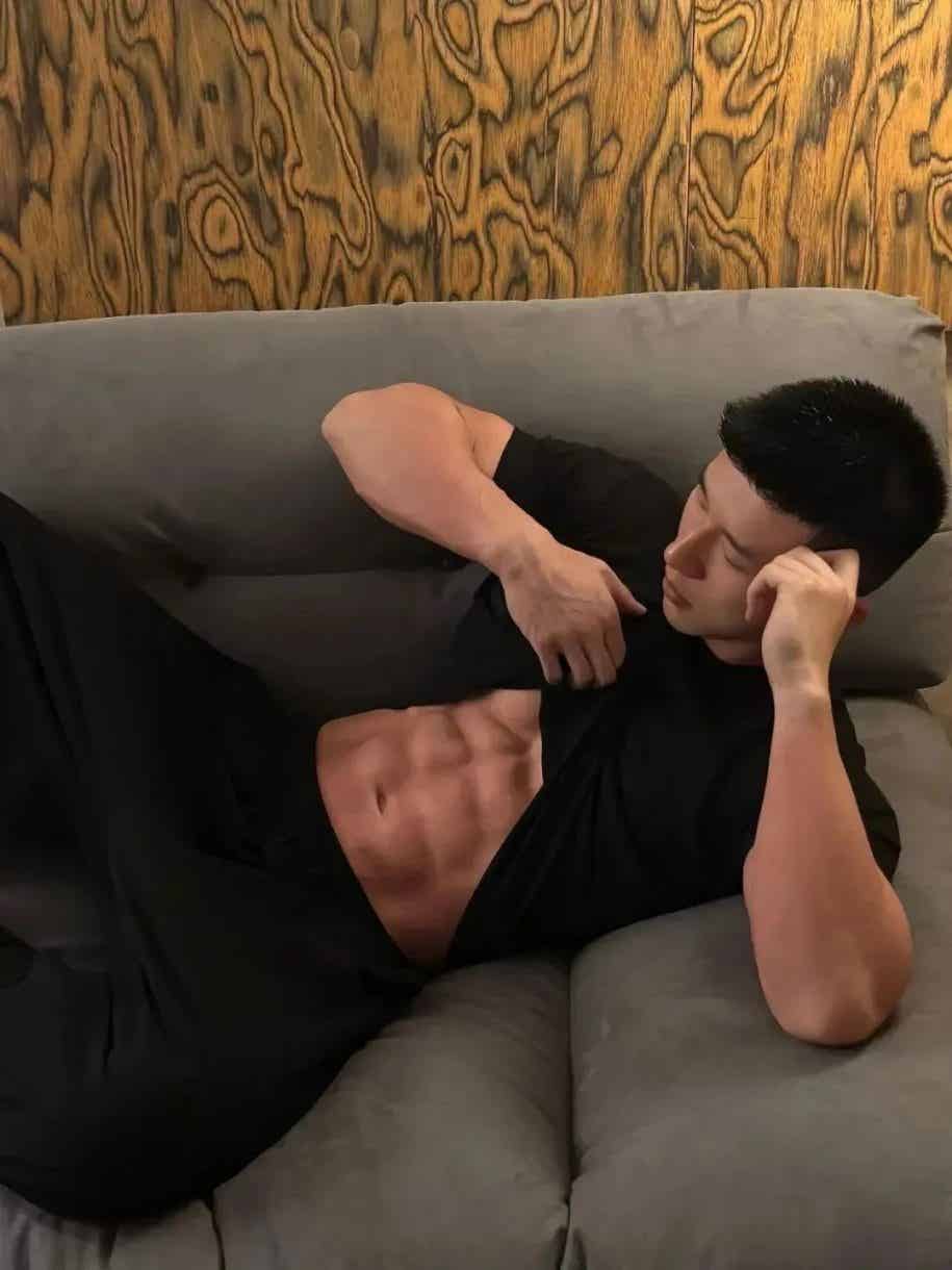 图片[1]-198cm的山东壮汉肌肉男，大大大~-小蓝短视频