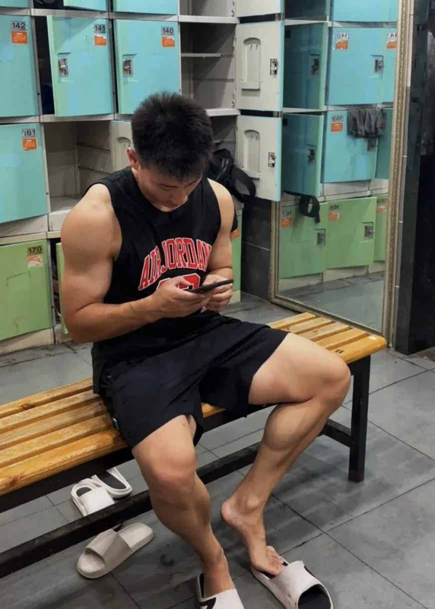 图片[2]-体院在读的寸头肌肉运动男，这荷尔蒙太炸裂了！！-小蓝短视频