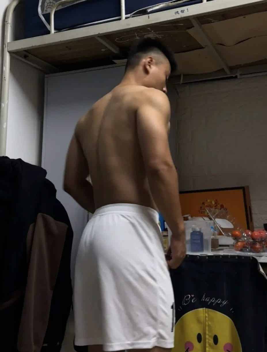 图片[9]-体院在读的寸头肌肉运动男，这荷尔蒙太炸裂了！！-小蓝短视频