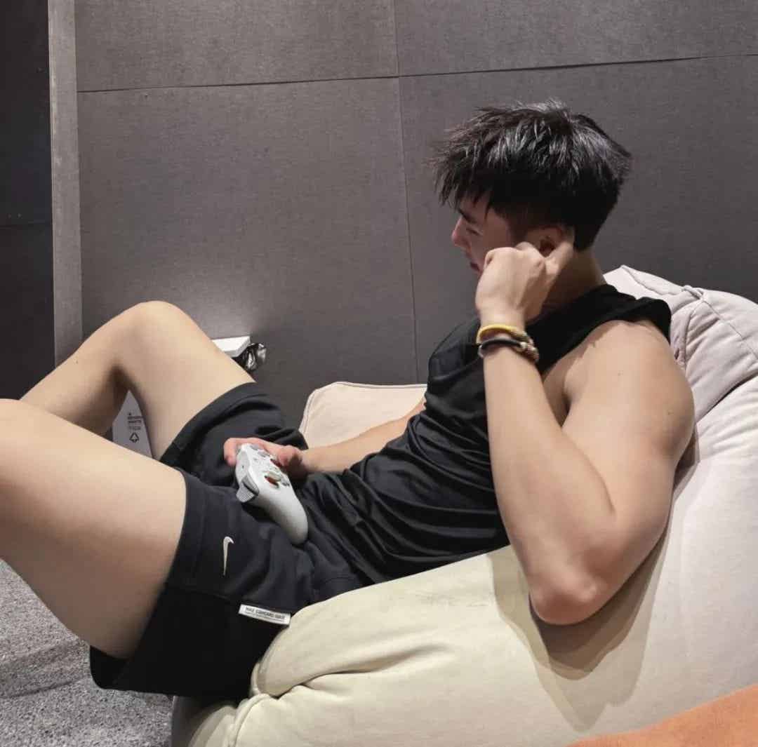 和体育生过夜，东北直男能有多开放-小蓝短视频