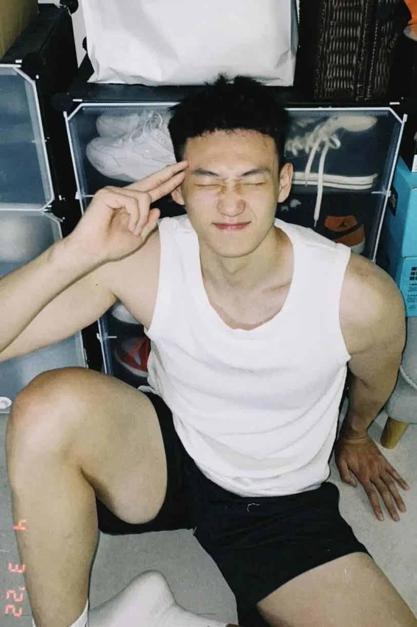 直男想不到的拍照姿势~-小蓝短视频