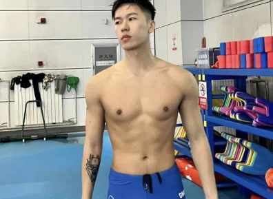 泳池里的长腿野生男穿太紧了,很有实力强大了!!