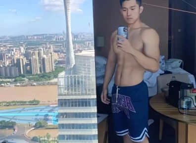 深夜还在工地上搬砖的肌肉小哥哥