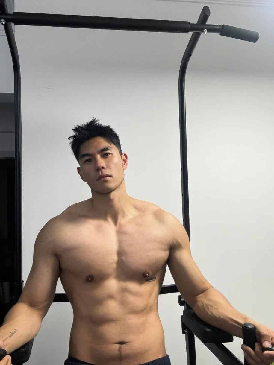 图片[2]-壮实奶狗腹和爆炸腿，这一身纯欲肌肉型男太撩了！-小蓝短视频