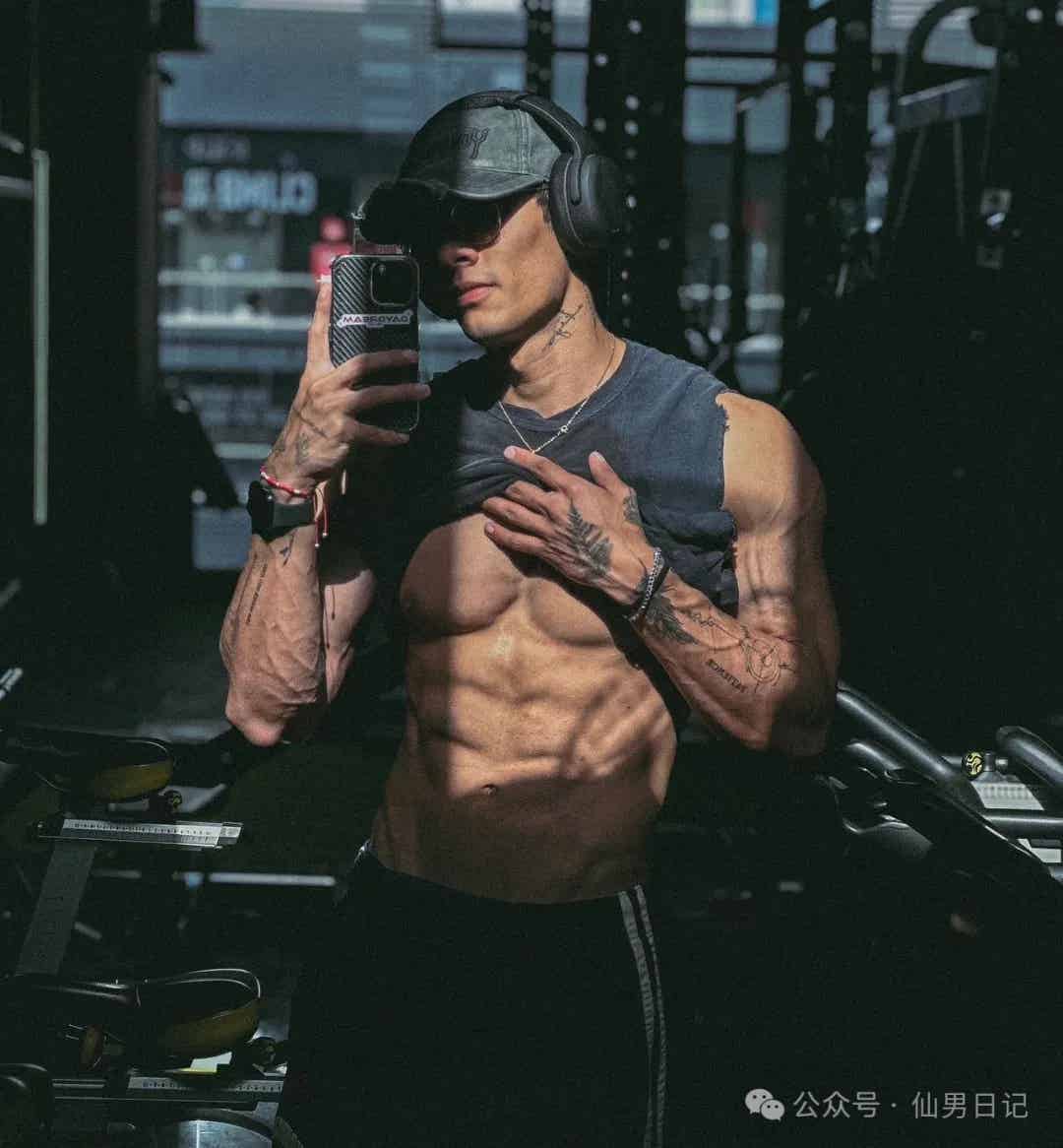 图片[3]-随地大小拍！这个新疆体育生秀肌肉火了……-小蓝短视频