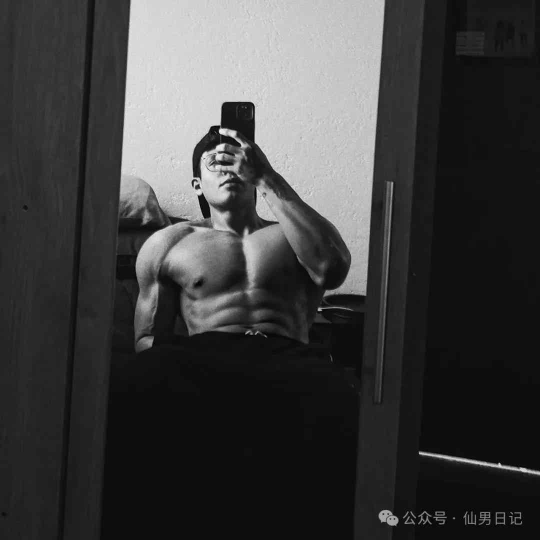 图片[5]-随地大小拍！这个新疆体育生秀肌肉火了……-小蓝短视频