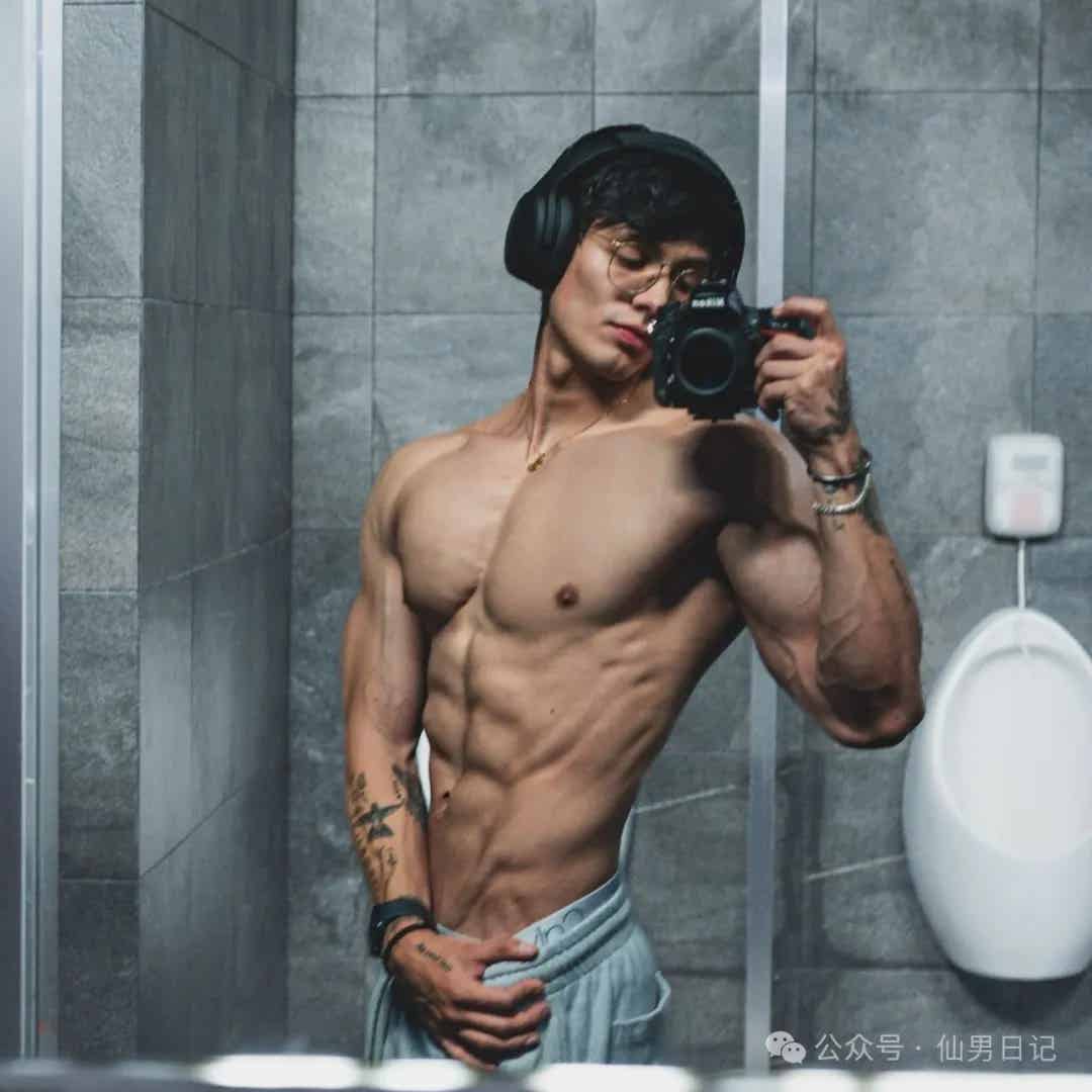 图片[8]-随地大小拍！这个新疆体育生秀肌肉火了……-小蓝短视频