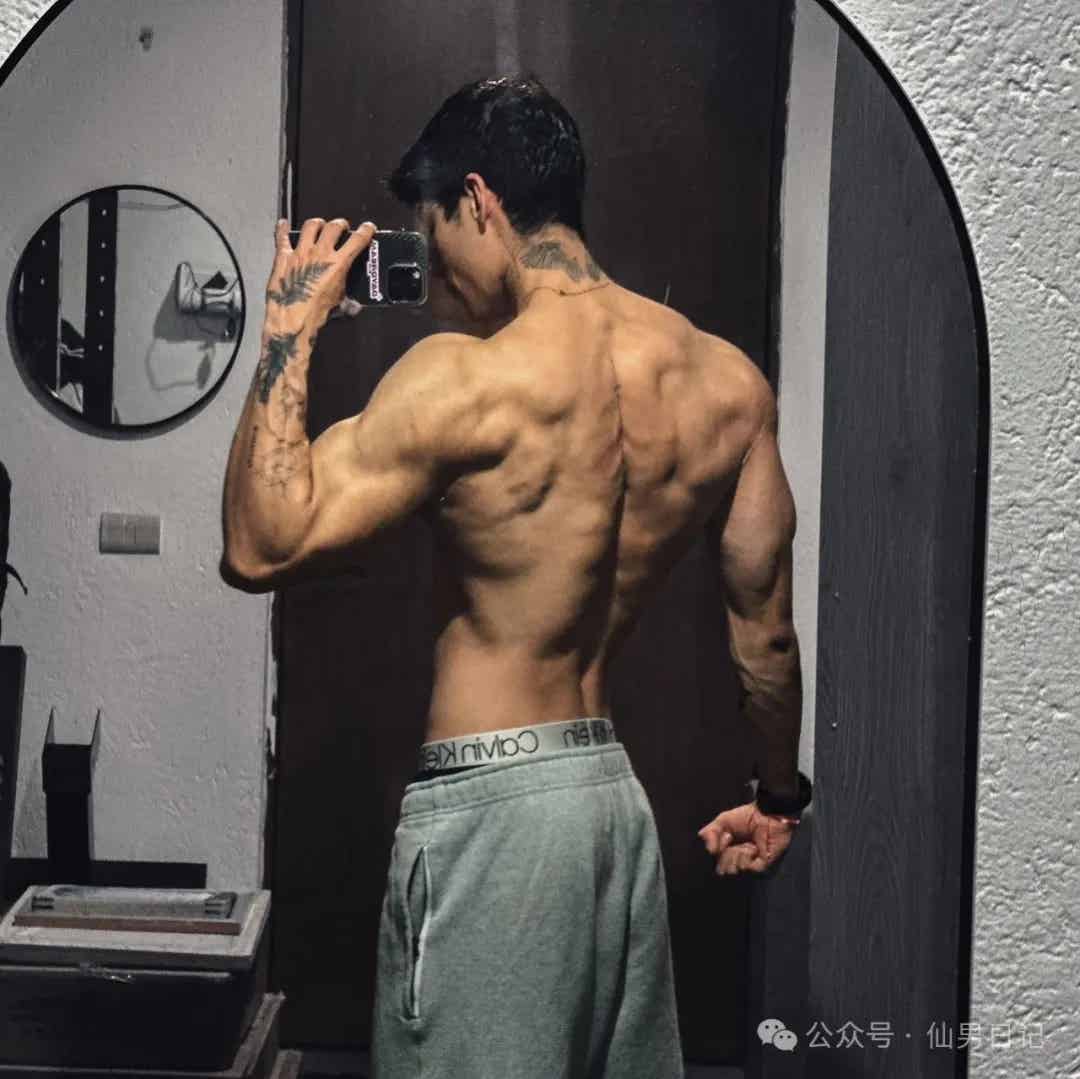 图片[13]-随地大小拍！这个新疆体育生秀肌肉火了……-小蓝短视频