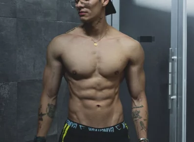 随地大小拍!这个新疆体育生秀肌肉火了……