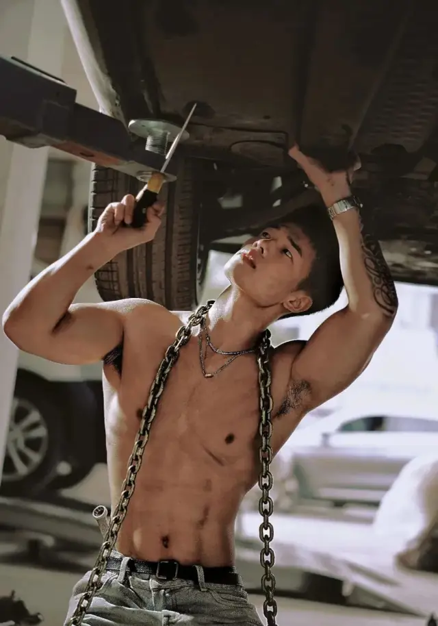 图片[4]-湖南的一名肌肉修车工！-小蓝短视频