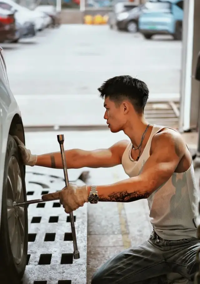 图片[6]-湖南的一名肌肉修车工！-小蓝短视频