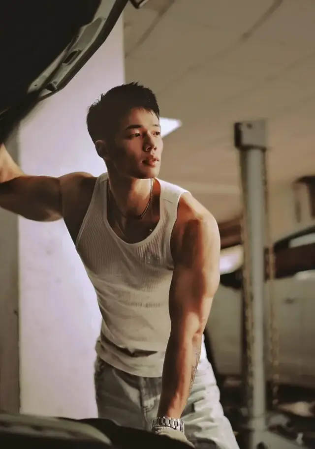 湖南的一名肌肉修车工！-小蓝短视频