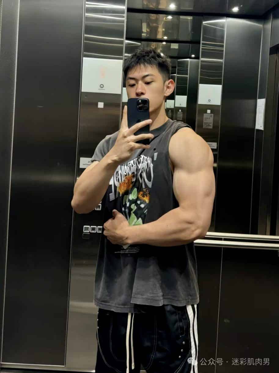 图片[9]-你们的新老公自拍来啦！这样穿长腿太勒了啊啊啊！-小蓝短视频