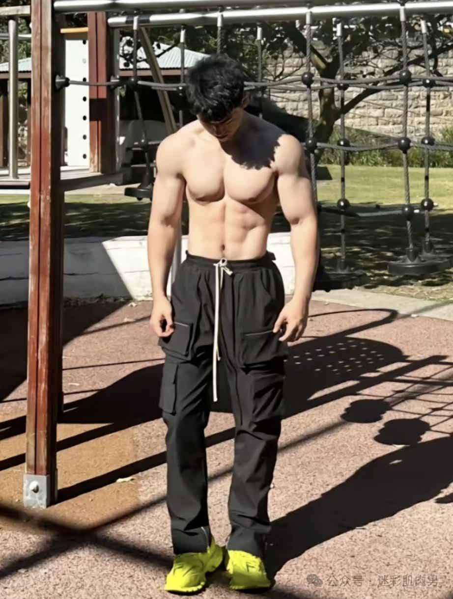 图片[11]-你们的新老公自拍来啦！这样穿长腿太勒了啊啊啊！-小蓝短视频