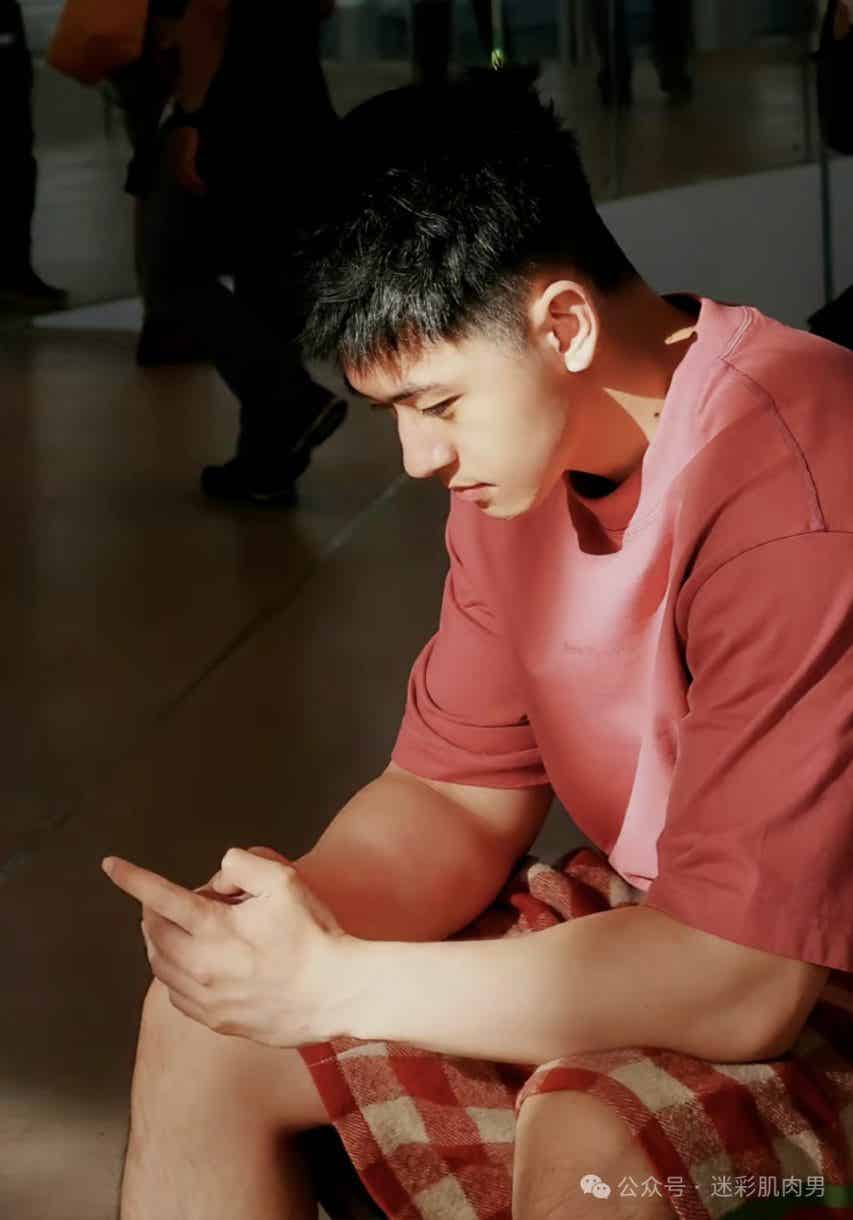 图片[13]-你们的新老公自拍来啦！这样穿长腿太勒了啊啊啊！-小蓝短视频