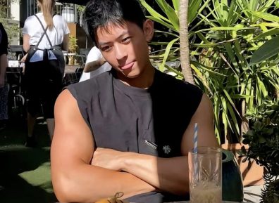 你们的新老公自拍来啦!这样穿长腿太勒了啊啊啊!