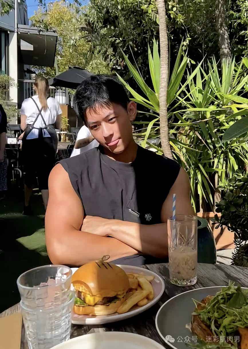 你们的新老公自拍来啦！这样穿长腿太勒了啊啊啊！-小蓝短视频