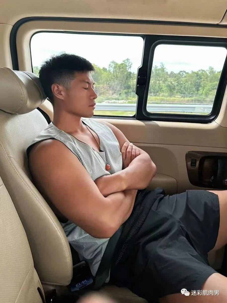 图片[1]-大长腿穿的真短自拍的运动男太帅了，真好看-小蓝短视频