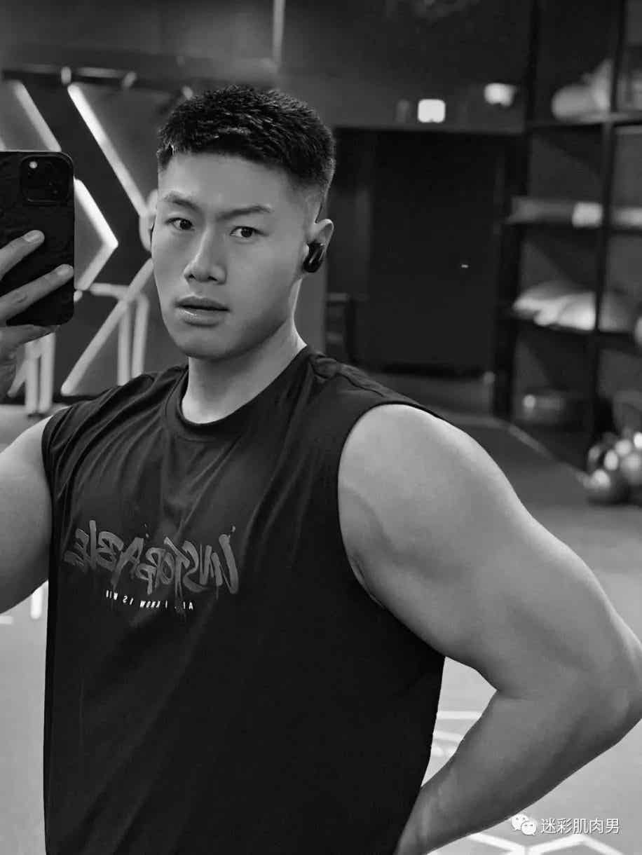 图片[3]-大长腿穿的真短自拍的运动男太帅了，真好看-小蓝短视频