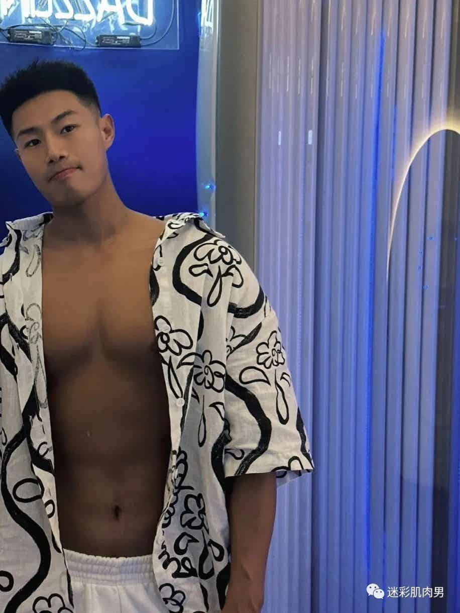 图片[5]-大长腿穿的真短自拍的运动男太帅了，真好看-小蓝短视频