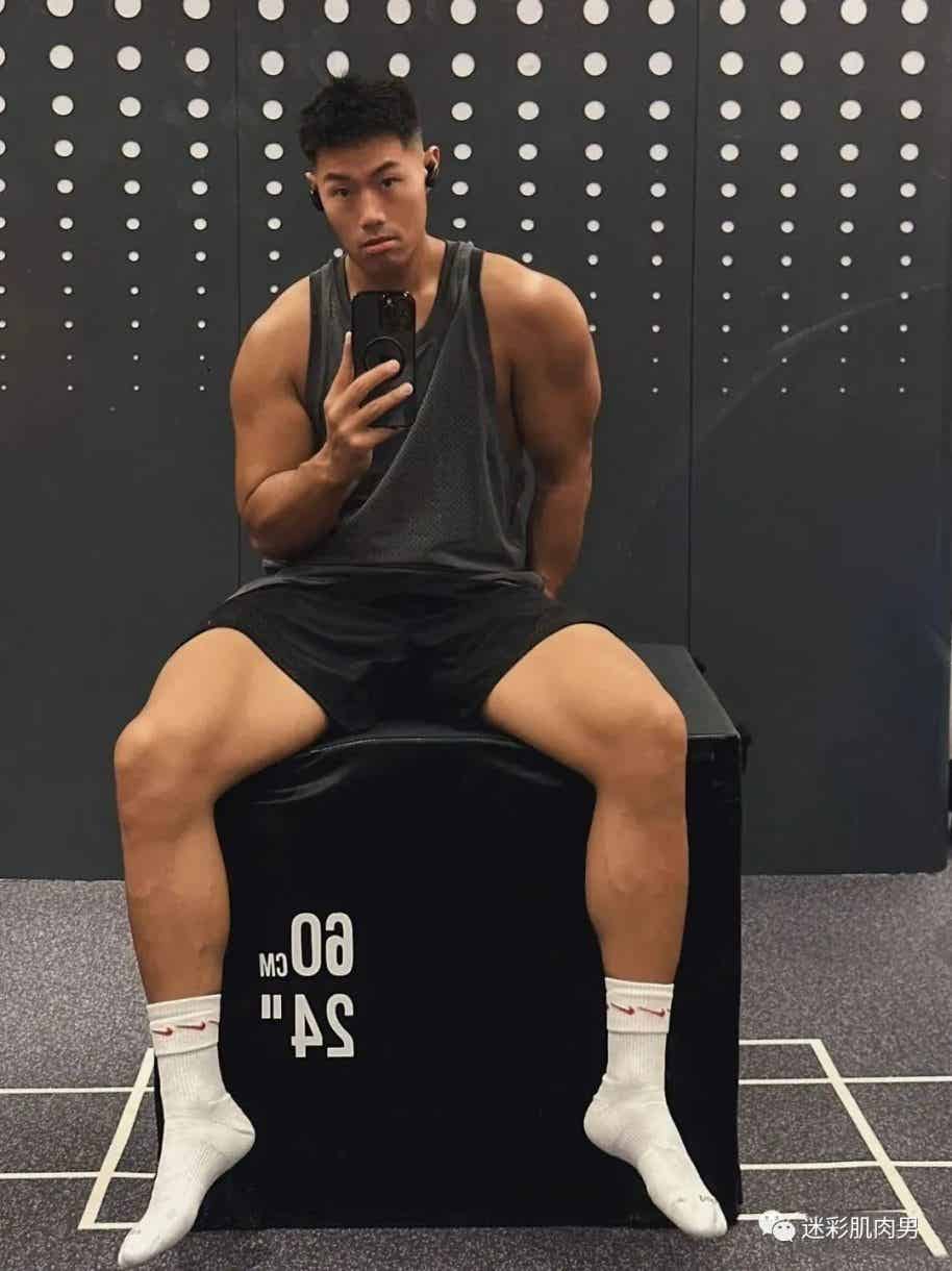 图片[7]-大长腿穿的真短自拍的运动男太帅了，真好看-小蓝短视频