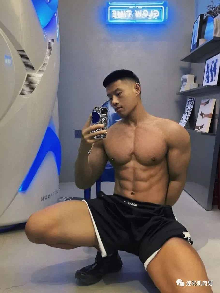 图片[9]-大长腿穿的真短自拍的运动男太帅了，真好看-小蓝短视频