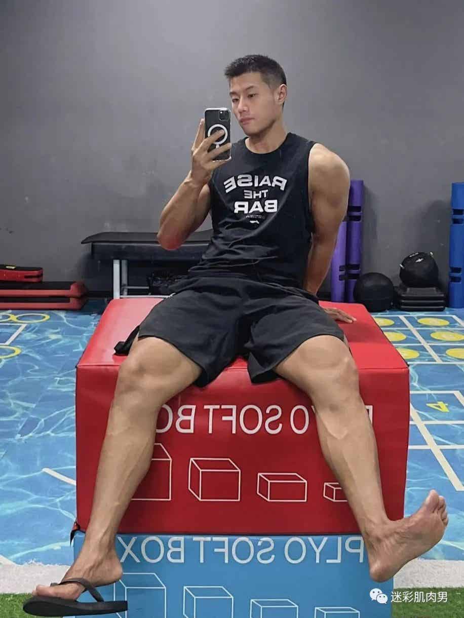 图片[11]-大长腿穿的真短自拍的运动男太帅了，真好看-小蓝短视频