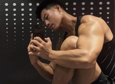 大长腿穿的真短自拍的运动男太帅了，真好看