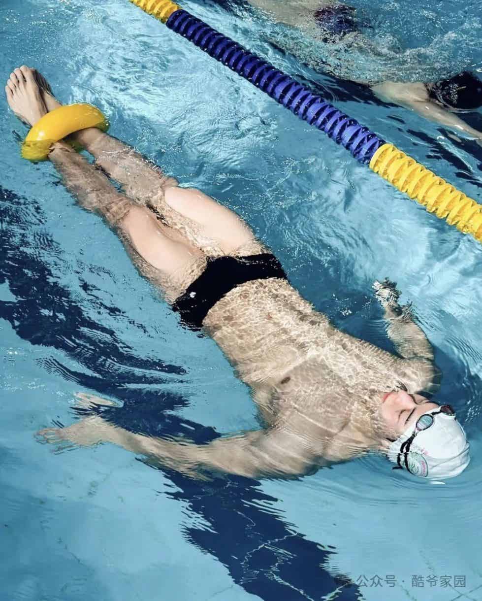 图片[1]-游泳队体育生与教练-小蓝短视频