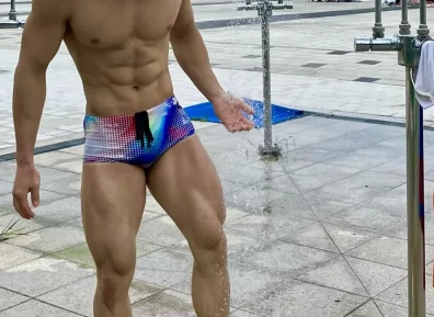 游泳队体育生与教练