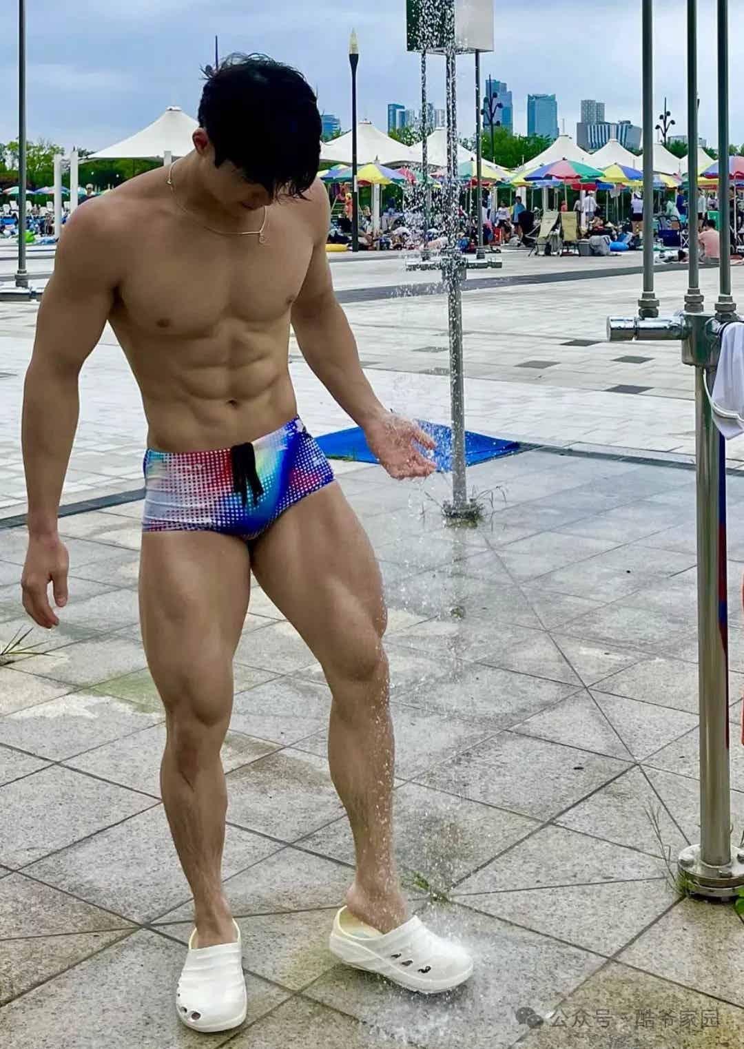 游泳队体育生与教练-小蓝短视频