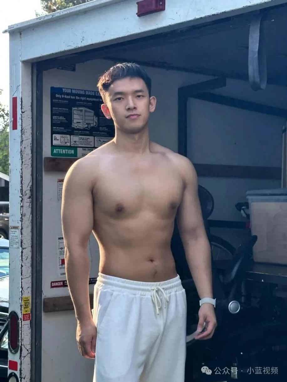 图片[1]-帅气脂包肌小哥，乖乖般“李现”-小蓝短视频