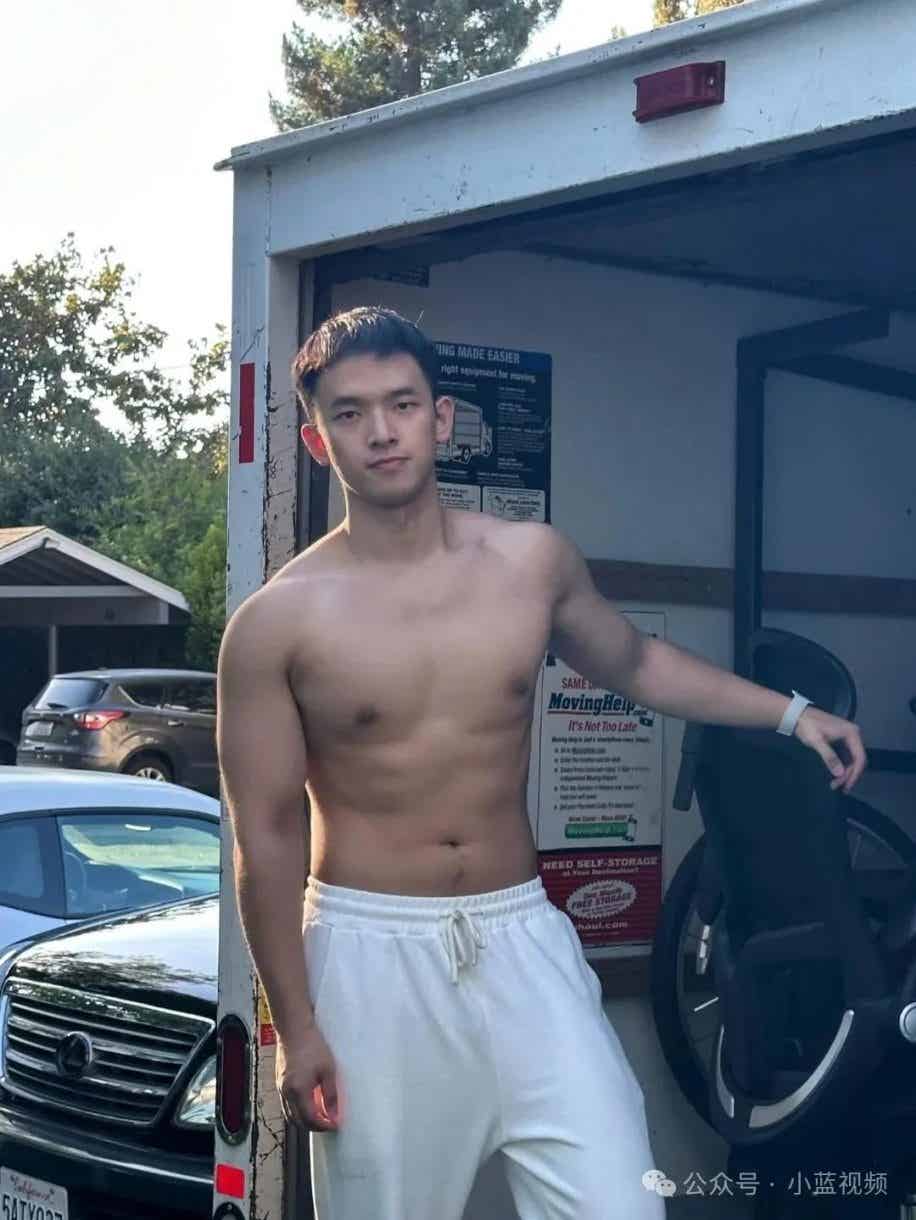 图片[2]-帅气脂包肌小哥，乖乖般“李现”-小蓝短视频