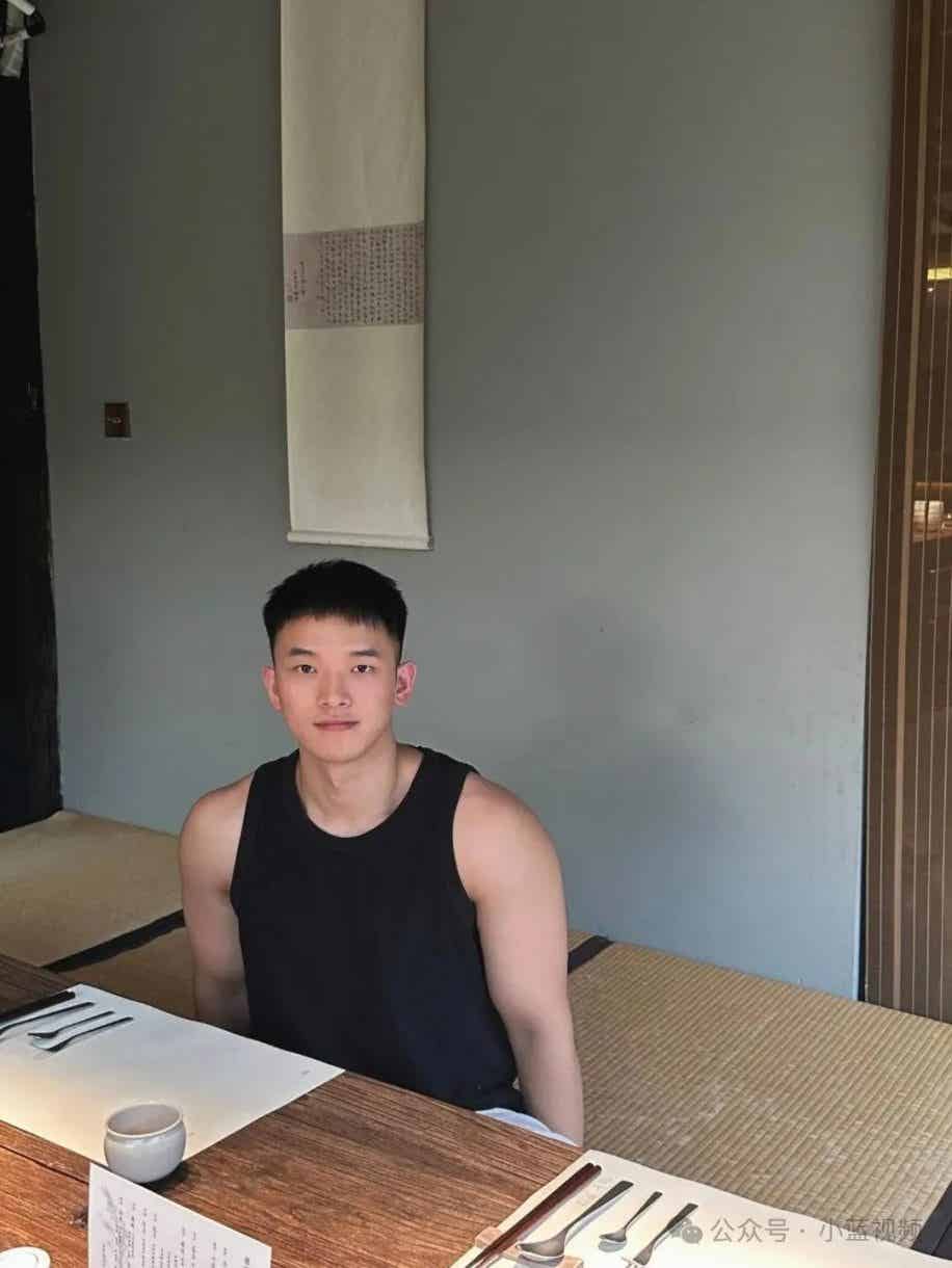 帅气脂包肌小哥，乖乖般“李现”-小蓝短视频