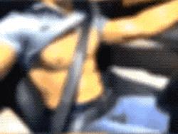 肌肉直男半裸开车走红，大胸器亮了