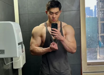 胸肌大到下坠的粗肌暴筋男 穿黑白内裤和浴巾的写真超欲硬控你